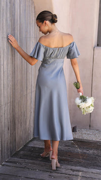 Robe longue bleu clair épaules dénudées, fronces au buste, manches volantées