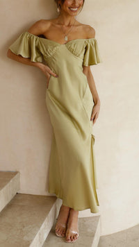 Robe longue olive épaules dénudées, décolleté froncé bardot et volants.