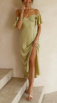 Robe longue olive épaules dénudées, fente haute et volant sur le haut.