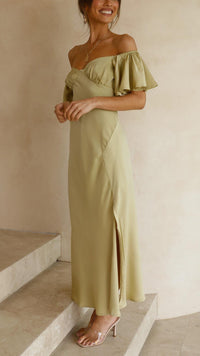 Robe longue olive épaules dénudées, volants aux épaules, silhouette près du corps.