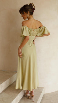 Robe longue olive épaules dénudées, volants au bord du décolleté au dos.