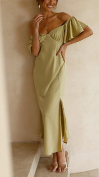 Robe longue olive épaules dénudées, corsage froncé et volants aux manches.