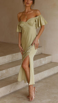 Robe longue olive épaules dénudées, volants courts et fente sur la jambe.