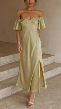 Robe longue olive épaules dénudées, volants aux épaules et fente sur le côté.
