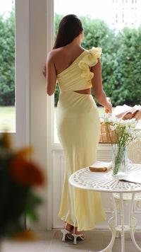 Robe longue jaune asymétrique dos dégagé, volant au niveau de l’épaule.