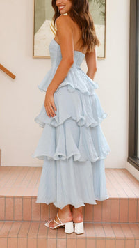 Robe longue bleue à volants superposés, vue de profil, corsage bandeau et jupe en couches.