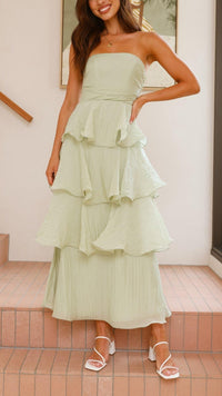 Robe longue vert clair à volants superposés, volant cascade sur la taille et jupe longue.