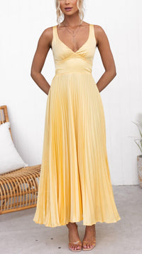 Robe longue plissée jaune, bretelles fines, haut ajusté et jupe plissée ample