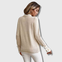 Pull en maille beige avec encolure ronde et détail dentelle aux poignets