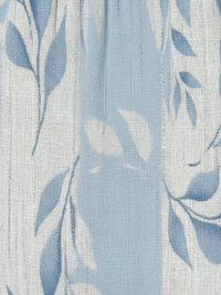 Tissu de robe Solene bleu clair à motif feuilles, gros plan