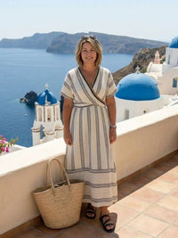 Robe midi portefeuille rayée bleu et crème, ourlet évasé, manches courtes