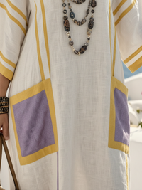 Robe longue Zafira, tissu clair, empiècements rayés jaune et violet, manches courtes.