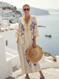 Robe longue beige rayée avec motifs floraux violets, encolure V, chapeau