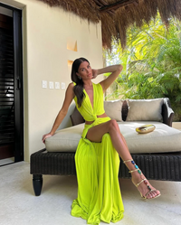 Robe longue d’été sans manches verte à décolleté V, effet noué et ourlet fluide.