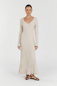 Robe midi en maille côtelée blanche, encolure V, manches longues, bas plissé.