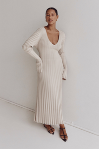 Robe midi en maille côtelée crème, encolure V, manches longues, taille froncée