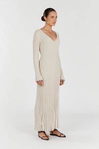 Robe midi en maille côtelée crème, encolure V, manches longues, coupe près du corps