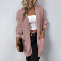 Cardigan rose en maille texturée, col V, poches plaquées, manches longues.