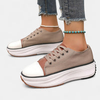 Baskets confortables beige à empiècements blancs, semelle plateforme blanche crantée