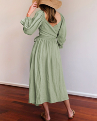 Robe midi verte sauge au dos en V, manches bouffantes, taille froncée et jupe ample