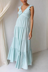 Robe longue bleu clair sans manches, encolure V froncée, jupe à volants superposés