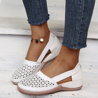 Chaussures orthopédiques blanches, semelle épaisse, empiècement ajouré perforé, bride.
