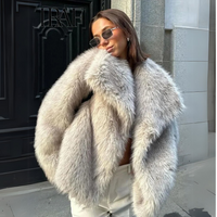 Manteau Aurora en fausse fourrure gris clair, col ouvert, manches longues, coupe ample