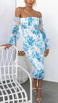 Robe midi Simone à épaules dénudées, imprimé fleuri bleu, manches volantées, coupe midi