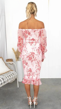 Robe midi rose imprimée fleurs, dos nu avec épaules dénudées, volants en bas, manches longues.