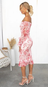 Robe midi rose imprimé floral, épaules dénudées et manches longues volantées, ourlet volanté.