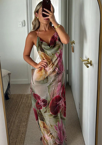 Robe d’été longue à bretelles fines, imprimé floral multicolore, silhouette ajustée.