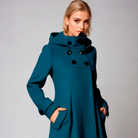 Manteau bleu à col cheminée, fermeture boutonnée et boutons décoratifs, manches longues.