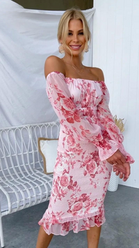 Robe midi rose à épaules dénudées, manches bouffantes volantées, imprimé floral, ourlet volanté.