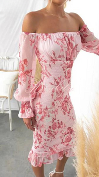 Robe midi rose à épaules dénudées, corsage froncé, manches longues volantées, imprimé floral.