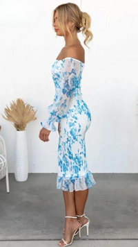 Robe midi bleue imprimée fleurs, épaules dénudées, manches volantées, ourlet à volants.