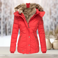 Veste d’hiver rouge, capuche doublée de fausse fourrure, fermeture boutonnée, poches latérales.