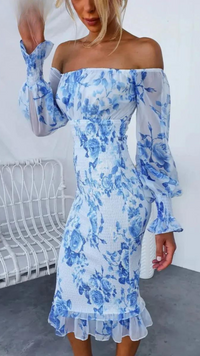 Robe midi bleue à épaules dénudées, manches longues bouffantes, imprimé floral, bas volanté.