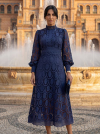 Robe printanière en dentelle bleu marine, motifs en anneaux, col montant, midi