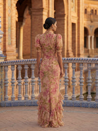 Robe longue en mousseline fleurie, vue de dos, encolure haute et manches bouffantes, volants