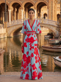 Robe longue bleu clair à fleurs rouges, décolleté en V, manches courtes et ceinture