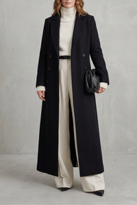 Manteau long en laine noir, col à revers, fermeture à boutons, poches latérales.
