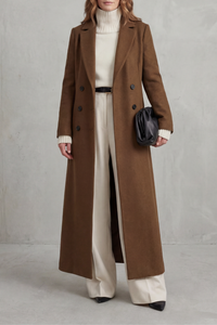 Manteau long en laine marron, col à revers, fermeture à boutons, poches latérales.