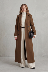 Manteau long en laine marron, col à revers, patte boutonnée et poches latérales.