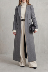 Manteau long en laine gris, col à revers, fermeture à boutons, poches latérales.