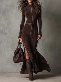 Robe en daim marron ceinturée, fermeture éclair, col montant et manches longues.