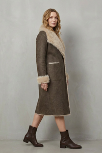 Manteau réversible en peau lainée marron, face beige sur le col, coupe mi-longue.