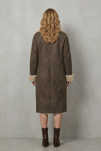 Manteau réversible en peau lainée marron, dos uni, poignets et bord beige.