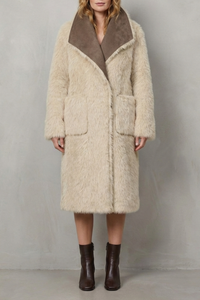 Manteau réversible en peau lainée beige, revers marron, fermeture boutonnée, manches longues.