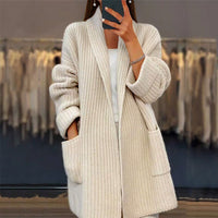 Cardigan long beige en maille côtelée, col châle, poches et ouverture devant