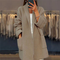 Cardigan long beige en maille épaisse, poches avant et manches tombantes
